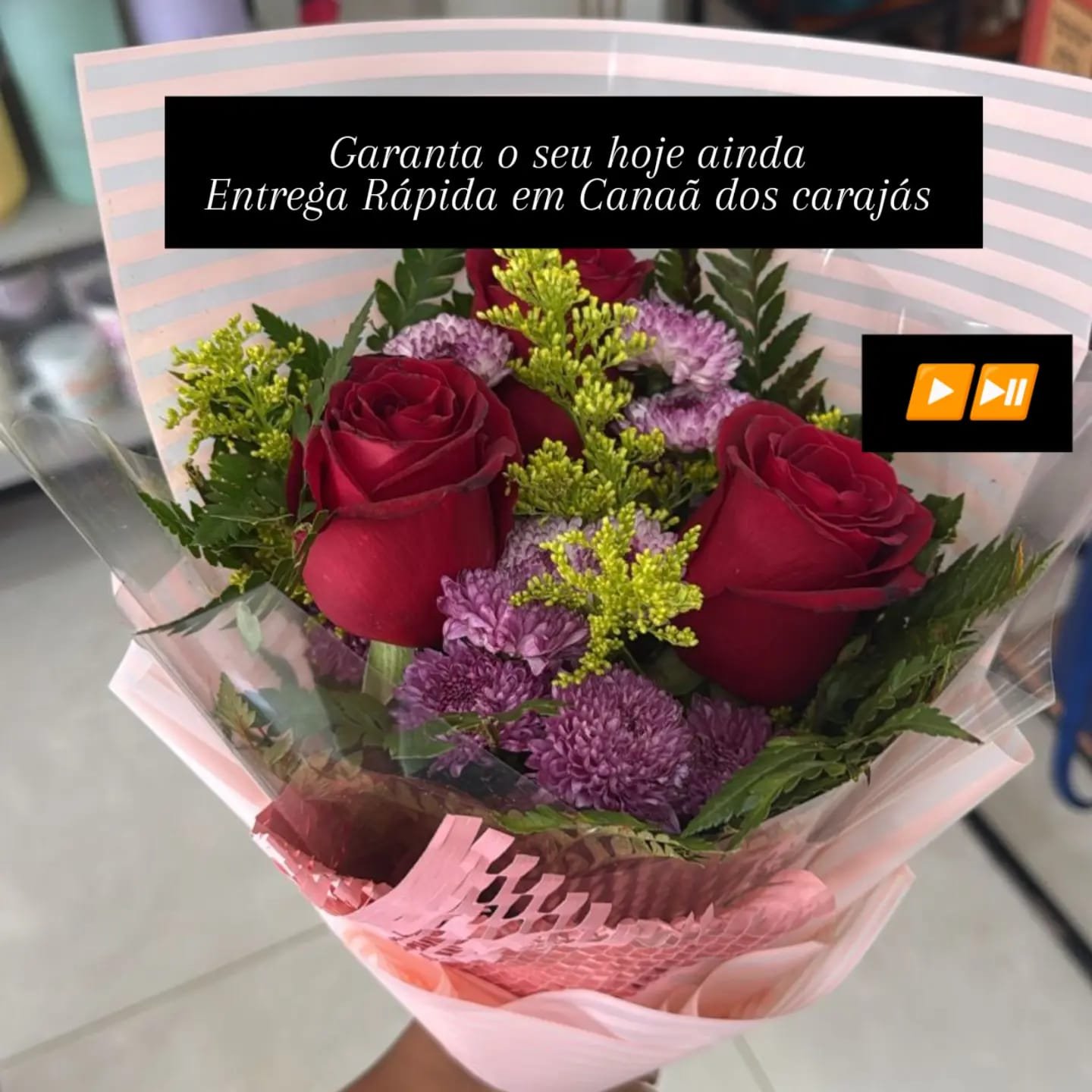 Buquê de rosas naturais vermelhas com flores lilás, folhagens e embalagem rosa