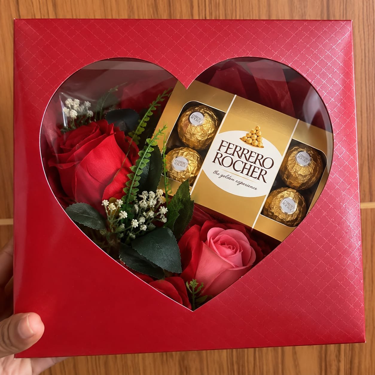 Box vermelho com visor de coração, rosas e caixa de chocolates Ferrero Rocher