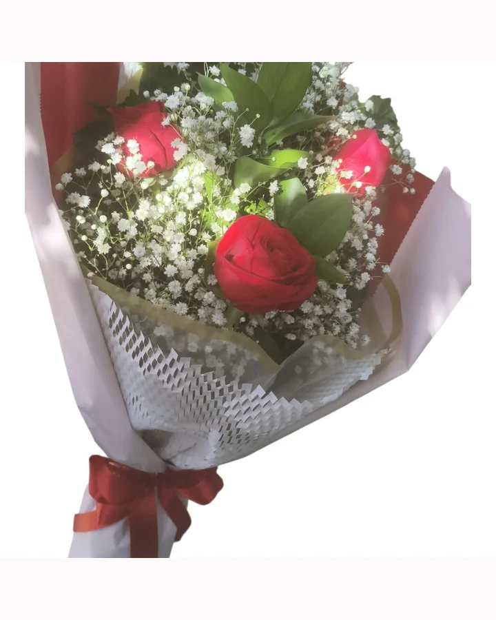 Buquê delicado com rosa vermelha e acabamento branco