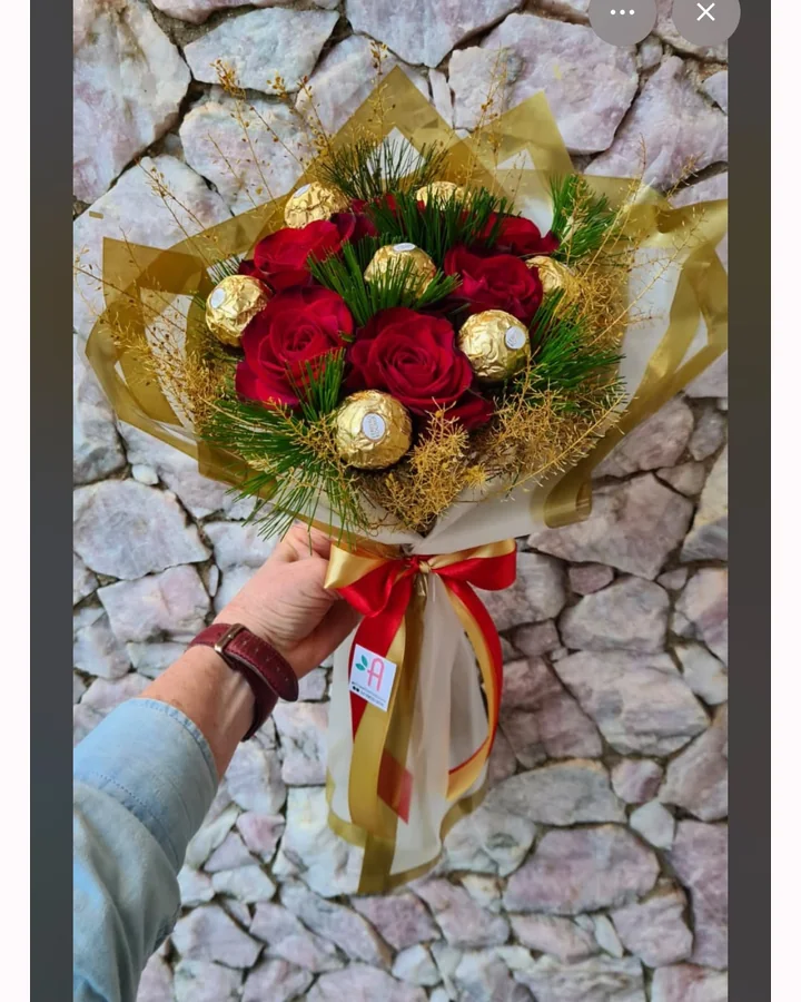 Buquê de rosas vermelhas com chocolates e acabamento dourado