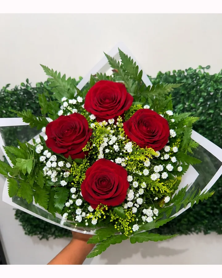 Buquê clássico com rosas vermelhas e folhagens