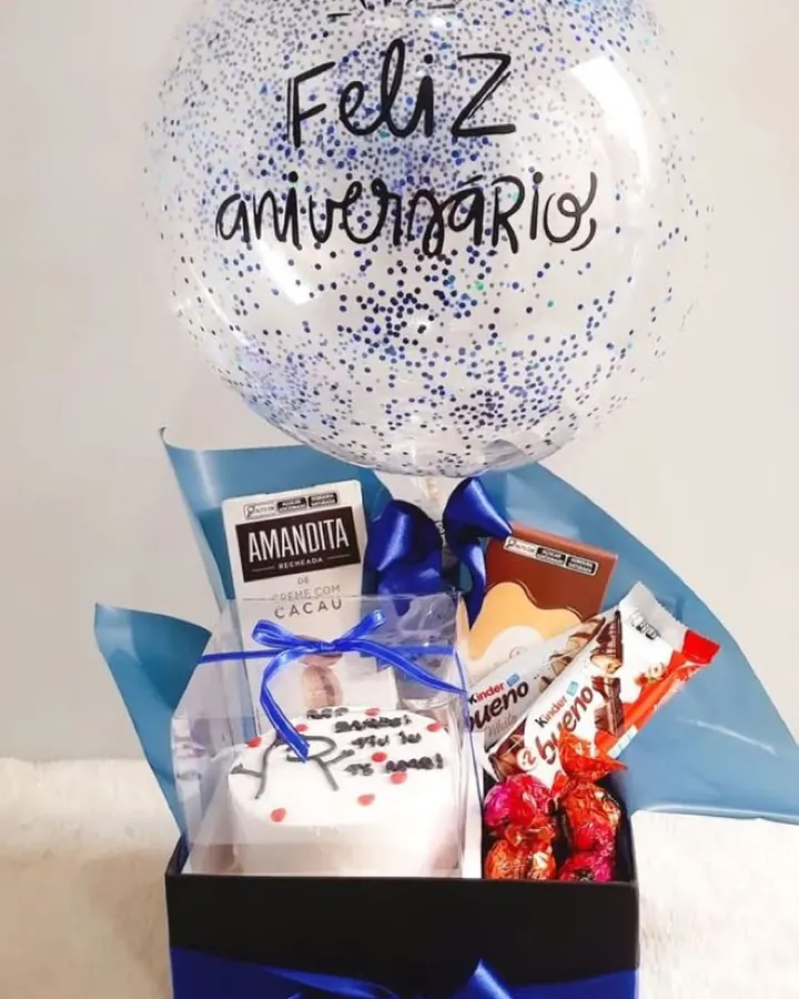 Box de aniversário azul com mini bolo, chocolates, bombons e balão personalizado