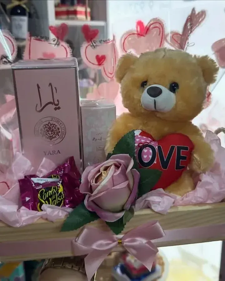 Bandeja decorada em rosa com ursinho Love, perfumaria e chocolates.