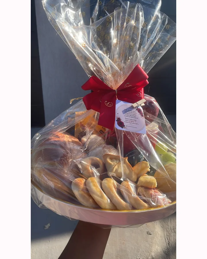 Cesta artesanal com pães e acabamento para presente