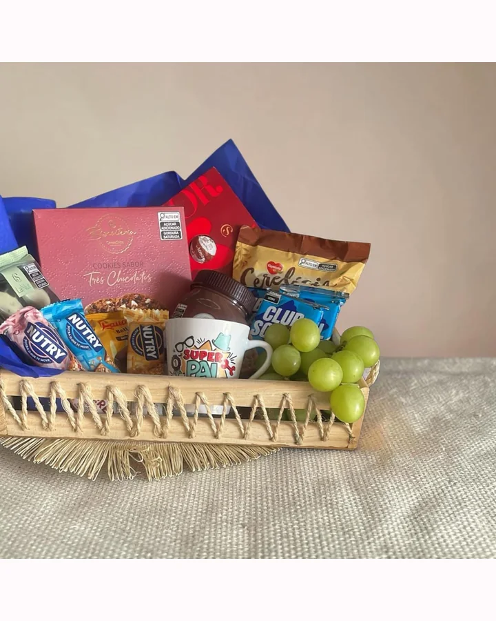 Cesta de presente com chocolates, petiscos e frutas