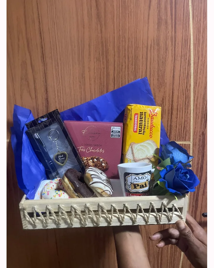Cesta masculina azul com bebida, chocolates e complementos