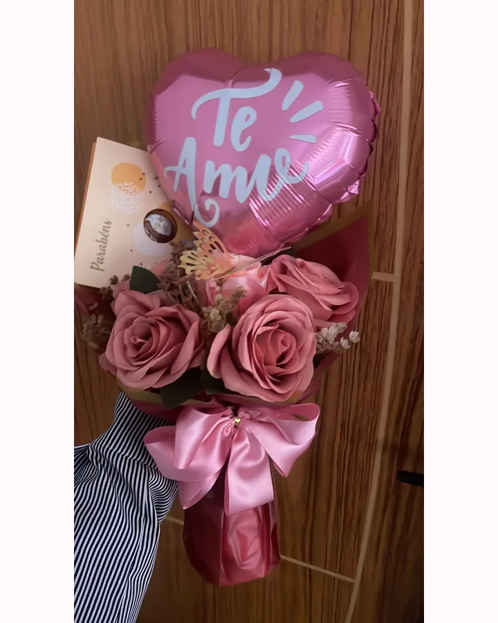 Arranjo romântico com balão Te Amo e rosas cor-de-rosa