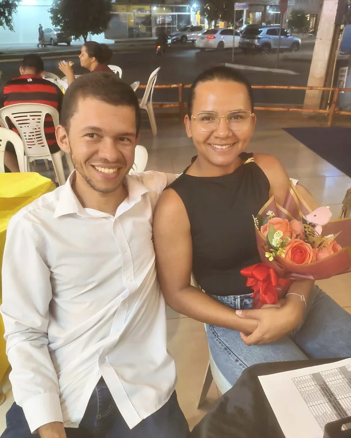 Casal com presente floral entregue pela Zadoni em Canaã