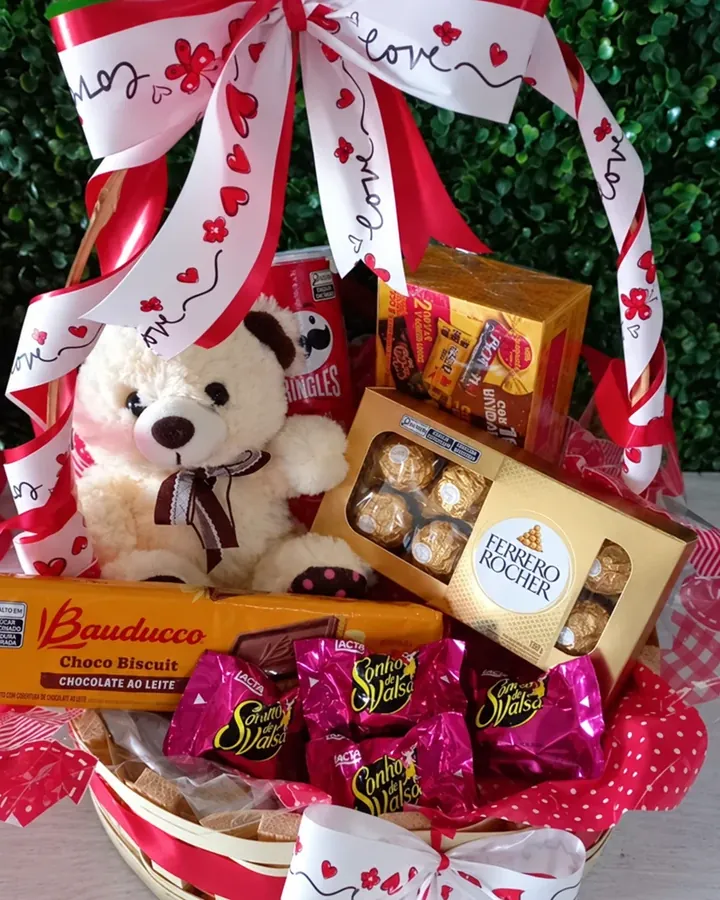Cesta de presente com ursinho, chocolates e laço decorado