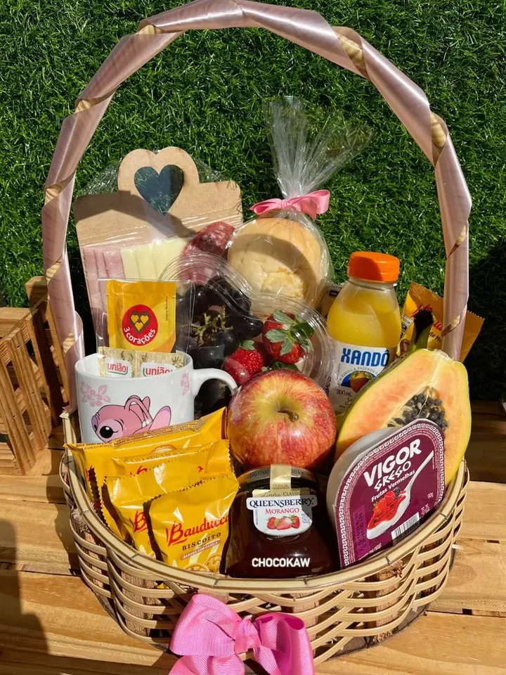 Cesta de café da manhã personalizada com frutas, caneca e itens matinais